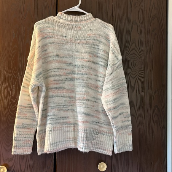 Torrid white knit sweater with gray and pink. Size Torrid 1 - Picture 6 of 7